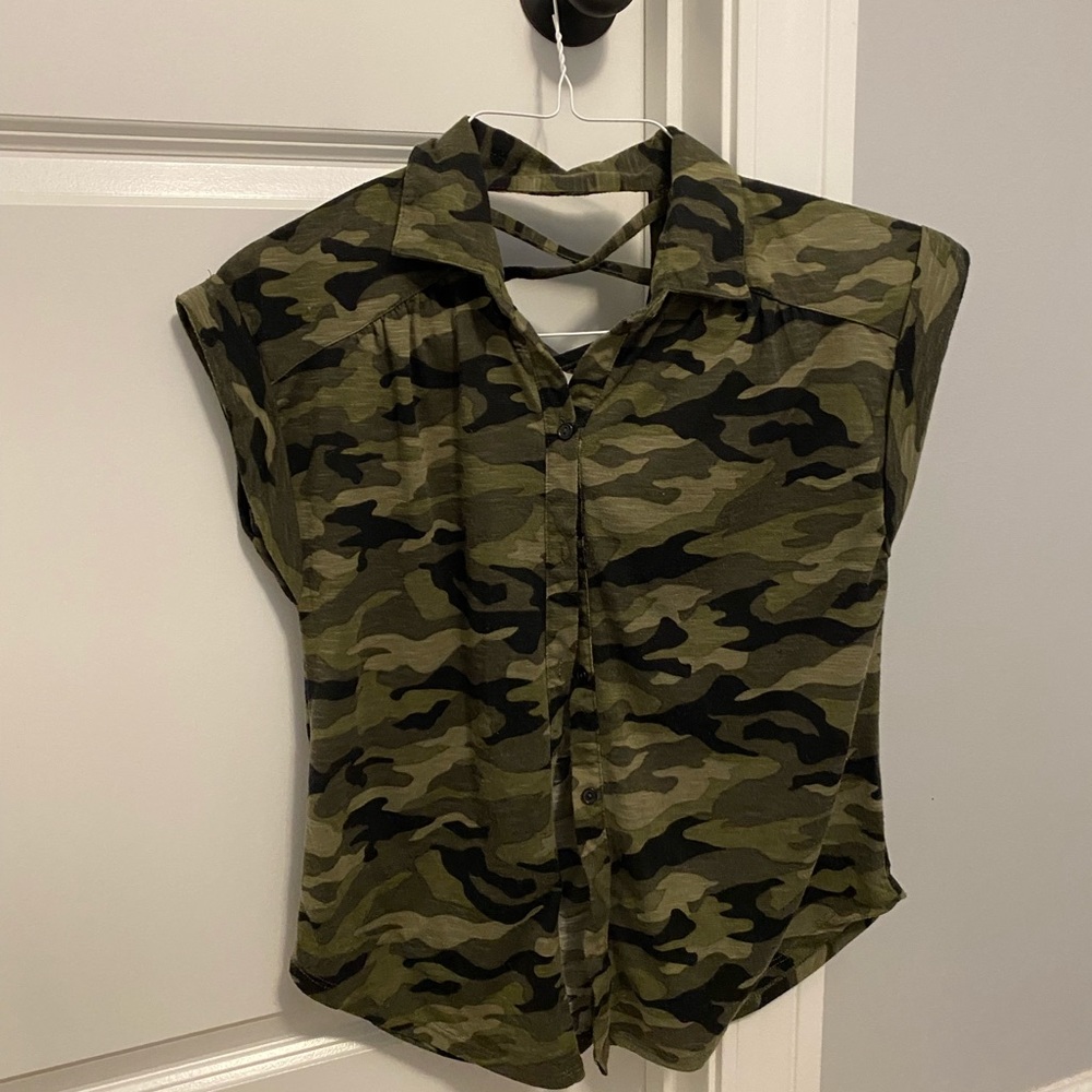 Shirt sleeve tee, button down